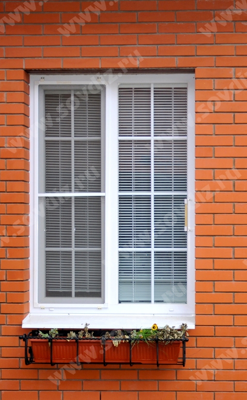 Окно с жалюзи - вид со стороны улицы (клик)